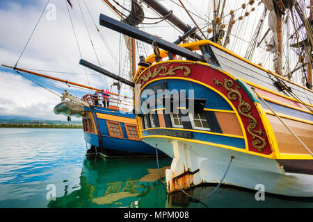 Newport, Oregon, USA - 25. Mai 2016: Nach Ansicht der angedockten Tall Ships Lady Washington und Hawaiianische Cheiftain an Newports Yaquina Bay Marinia auf dem Oregon Stockfoto