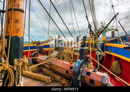 Newport, Oregon, USA - 25. Mai 2016: Detailansicht der Fo'c's Le von Lady Washington gross segeln Schiff auf Yaquina Bay Marina in Newport, Oregon angedockt Stockfoto