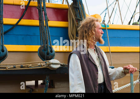 Newport, Oregon, USA - 25. Mai 2016: ein Seemann in Kostümen steht an der Seite der Dame Washington während Yaquina Bay Marina angedockt gekleidet. Stockfoto