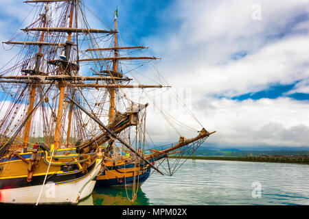 Newport, Oregon, USA - 25. Mai 2016: Bögen der angedockten Tall Ships, Lady Washington und Hawaiianische Häuptling in Yaquina Bay Marina in Newport, Oregon Stockfoto