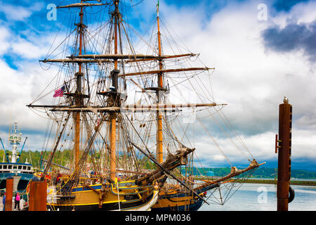 Newport, Oregon, USA - 25. Mai 2016: Bögen der angedockten Tall Ships, Lady Washington und Hawaiianische Häuptling in Yaquina Bay Marina in Newport, Oregon Stockfoto