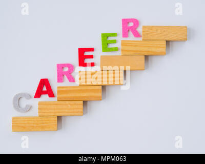 Holz block Stapeln wie Schritt Treppe mit bunten Der 'Karriere' Wort auf weißen Hintergrund. Business Konzept für den Prozess. Stockfoto