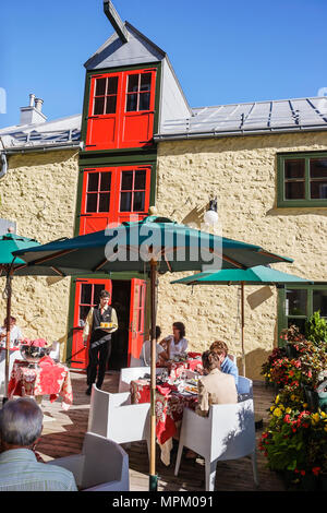 Quebec Canada, Lower Town, Auberge Saint Antoine, Panache, Restaurant Restaurants Essen Essen Essen Cafe Cafés, Außentische im Freien, Tische, Sonnenschirm Stockfoto