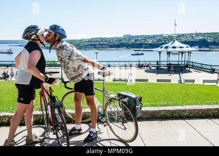 Quebec Kanada, Oberstadt, Terrasse Dufferin, St. Lawrence River, Paar, Mann, Männer, Frau, Frauen, küssen, Fahrrad, Radfahren, Reiten, Radfahren, Fahrer, bik Stockfoto