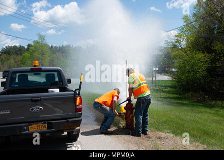 Dorf Arbeitnehmer Öffnen der Hydranten die Wasserleitungen in Spekulant zu spülen, NY, USA Stockfoto