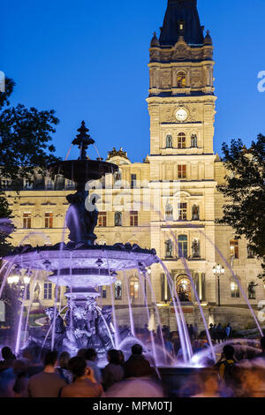 Quebec Kanada, Hotel du Parlement, Parlamentsgebäude, öffentlicher Brunnen, Abenddämmerung, Abend, Regierung, Kanada070712244 Stockfoto