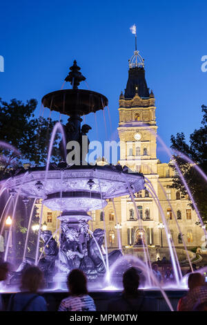 Quebec Kanada, Hotel du Parlement, Parlamentsgebäude, öffentlicher Brunnen, Abenddämmerung, Abend, Regierung, Kanada070712247 Stockfoto