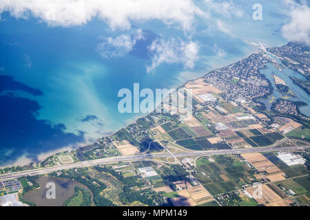 Kanada, St. Catharines, Annäherung an den internationalen Flughafen Toronto Lester B. Pearson, YYZ, Luftaufnahme von oben, Ackerland, Autobahn, Queen Elizabeth Stockfoto