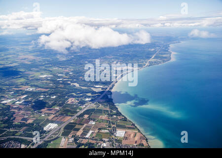 Kanada, Jordan Harbour, Annäherung an den internationalen Flughafen Toronto Lester B. Pearson, YYZ, Luftaufnahme von oben, Ackerland, Autobahn, Queen Elizabeth Stockfoto