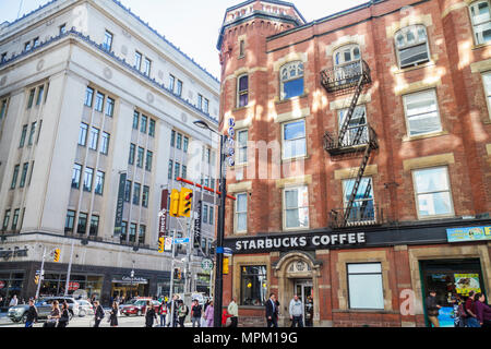 Toronto Kanada, College Street, Yonge Street, Straßenszene, IOOF Hall, historisches Gebäude, Gotisches Revival, Café, Starbucks Coffee, Barista, Schild, College Park, Sho Stockfoto