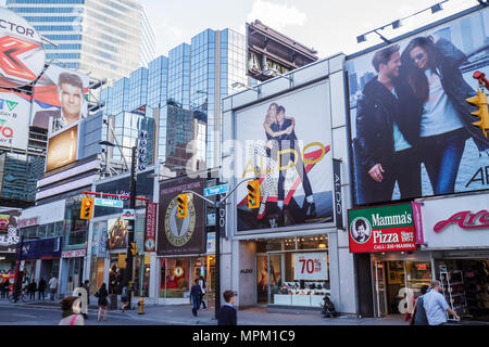 Toronto Kanada, Yonge Street, Innenstadt von Yonge, Straßenszene, Shopping Shopper Shopper Geschäfte Geschäfte Markt Märkte Markt Kauf Verkauf, Einzelhandel st Stockfoto