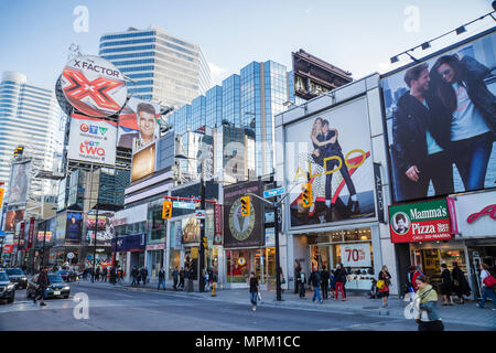 Toronto Kanada, Yonge Street, Innenstadt von Yonge, Straßenszene, Shopping Shopper Shopper Geschäfte Geschäfte Markt Märkte Markt Kauf Verkauf, Einzelhandel st Stockfoto