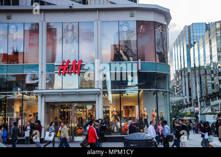 Toronto Kanada, Yonge Street in Dundas, Downtown Yonge, Eaton Center, Einkaufspassage, H&M, schwedisches Unternehmen, Einzelhandel, Kleidung, Bekleidung, Accessoires, Shopper Stockfoto