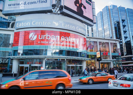 Toronto Kanada, Yonge Street in Dundas, Downtown Yonge, Eaton Centre, Einkaufspassage, CIBC, Straßenszene, Taxi, Taxis, Verkehr, Stadtverkostungsanlage, Food Court plaza Tisch Stockfoto