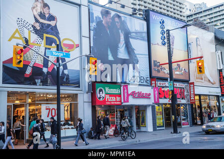 Toronto Kanada, Yonge Street, Innenstadt von Yonge, Straßenszene, Shopping Shopper Shopper Geschäfte Geschäfte Markt Märkte Markt Kauf Verkauf, Einzelhandel st Stockfoto