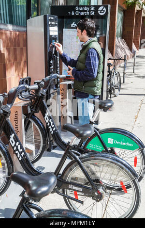 Toronto Kanada, Granby Street, Bixi Fahrrad teilen Sharing-Station, Vermietung, öffentliche Verkehrsmittel, Pay-Maschine, Mann Männer männlich Erwachsene Erwachsene, jung, Umwelt Stockfoto