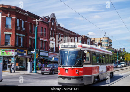 Toronto Kanada, Spadina Avenue, Chinatown Nachbarschaft, Toronto Transit Commission, TTC, Nahverkehr, Straßenbahn, Verkehr, Straßenszene, Auto, Gebäude, North Ame Stockfoto