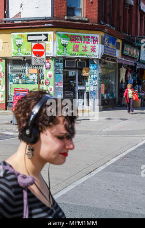 Toronto Kanada, Spadina Avenue, Chinatown, ethnisches Viertel, Straßenecke, Erwachsene Erwachsene Frau Frauen weibliche Dame, Kopfhörer, grüner Eistee, Teehaus hous Stockfoto