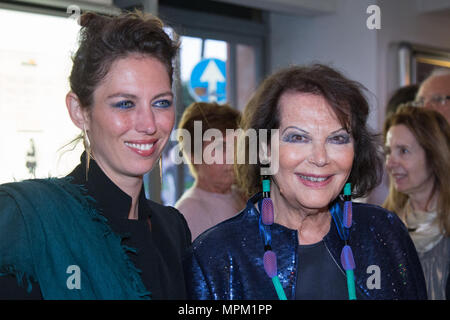 Roma, Italien. 23 Mai, 2018. Die italienische Schauspielerin Claudia Cardinale mit ihrer Tochter Claudia Squitieri Premiere in Rom im Kino Adriano der italienischen Film "Rudy Valentino" Credit: Matteo Nardone/Pacific Press/Alamy leben Nachrichten Stockfoto