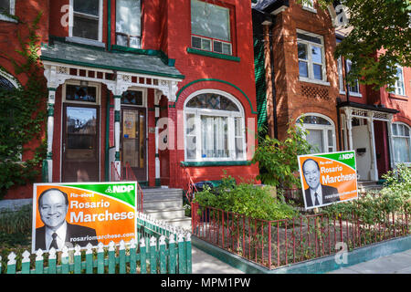 Toronto Kanada, Kensington Market, Nassau Street, historisches Viertel, viktorianisches Haus, angeschlossene Häuser, Garten, Schilder für politische Kampagnen, 2011 Provinzstraßen Stockfoto