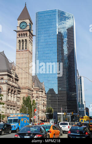 Toronto Kanada, Queen Street West, altes Rathaus, Gebäude, 1899, historisches StadtbauNationale historische Stätte, Architekt Edward Lennox, Uhr, Kontrast, Stockfoto