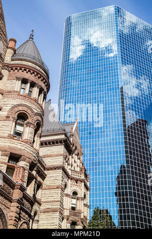 Toronto Kanada,Queen Street West,Old City Hall,Gebäude,1899,historisches StadtbauNationale historische Stätte,Architekt Edward Lennox,Kontrast,älter, Stockfoto