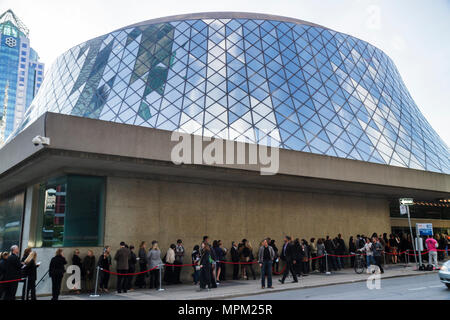 Toronto Kanada, Simcoe Street, Roy Thomson Hall, TIFF, Toronto International Film Festival, Veranstaltungsort, lange Schlange, Schlange, Mann Männer männlich, Frau weibliche Frauen, roter Velve Stockfoto