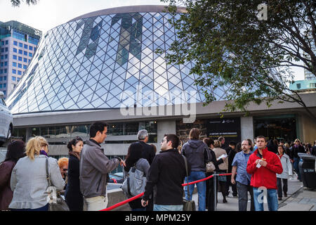 Toronto Kanada, Simcoe Street, Roy Thomson Hall, TIFF, Toronto International Film Festival, Veranstaltung, Veranstaltungsort, lange Warteschlange, Warteschlange, Erwachsene Erwachsene Erwachsene Männer Männer Männer, Frau wom Stockfoto