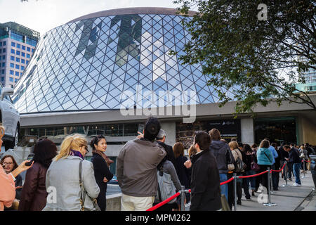 Toronto Kanada, Simcoe Street, Roy Thomson Hall, TIFF, Toronto International Film Festival, Veranstaltung, Veranstaltungsort, lange Warteschlange, Warteschlange, Erwachsene Erwachsene Erwachsene Männer Männer Männer, Frau wom Stockfoto