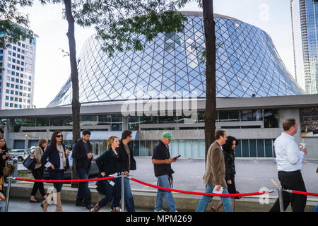 Toronto Kanada, Simcoe Street, Roy Thomson Hall, TIFF, Toronto International Film Festival, Veranstaltung, Veranstaltungsort, lange Warteschlange, Warteschlange, Erwachsene Erwachsene Erwachsene Männer Männer Männer, Frau wom Stockfoto