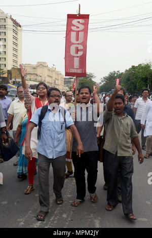 Kolkata, Indien. 23 Mai, 2018. SUCI (C) Aktivist shout Slogan gegen die Union die Regierung und die Tamil Nadu Regierung während der Demonstration gegen Tötung von neun Rührwerke in Tuticorin, der sozialistischen Einheit Zentrum Indiens (Kommunistischen) oder SUCI (C) Aktivist in einer Demonstration gegen die Ermordung von mindestens neun Menschen durch die Polizei Personen, die gegen die Sterlite Kupfer Industrie in Tuticorin von Tamil Nadu sind zu protestieren. Credit: Saikat Paul/Pacific Press/Alamy leben Nachrichten Stockfoto