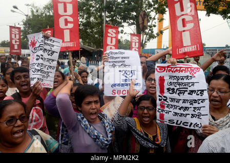 Kolkata, Indien. 23 Mai, 2018. SUCI (C) Aktivist halten Poster und Shout Slogan gegen die Union die Regierung und die Tamil Nadu Regierung während der Demonstration gegen Tötung von neun Rührwerke in Tuticorin, der sozialistischen Einheit Zentrum Indiens (Kommunistischen) oder SUCI (C) Aktivist in einer Demonstration gegen die Ermordung von mindestens neun Menschen durch die Polizei Personen, die gegen die Sterlite Kupfer Industrie in Tuticorin von Tamil Nadu sind zu protestieren. Credit: Saikat Paul/Pacific Press/Alamy leben Nachrichten Stockfoto