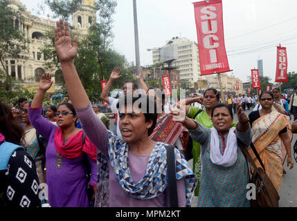 Kolkata, Indien. 23 Mai, 2018. SUCI (C) Aktivist shout Slogan gegen die Union die Regierung und die Tamil Nadu Regierung während der Demonstration gegen Tötung von neun Rührwerke in Tuticorin, der sozialistischen Einheit Zentrum Indiens (Kommunistischen) oder SUCI (C) Aktivist in einer Demonstration gegen die Ermordung von mindestens neun Menschen durch die Polizei Personen, die gegen die Sterlite Kupfer Industrie in Tuticorin von Tamil Nadu sind zu protestieren. Credit: Saikat Paul/Pacific Press/Alamy leben Nachrichten Stockfoto