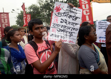 Kolkata, Indien. 23 Mai, 2018. SUCI (C) Aktivist halten Plakat gegen Union Regierung und Tamil Nadu Regierung während der Demonstration gegen Tötung von neun Rührwerke in Tuticorin, der sozialistischen Einheit Zentrum Indiens (Kommunistischen) oder SUCI (C) Aktivist in einer Demonstration gegen die Ermordung von mindestens neun Menschen durch die Polizei Personen, die gegen die Sterlite Kupfer Industrie in Tuticorin von Tamil Nadu sind zu protestieren. Credit: Saikat Paul/Pacific Press/Alamy leben Nachrichten Stockfoto