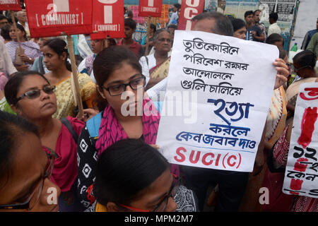 Kolkata, Indien. 23 Mai, 2018. SUCI (C) Aktivist halten Plakat gegen Union Regierung und Tamil Nadu Regierung während der Demonstration gegen Tötung von neun Rührwerke in Tuticorin, der sozialistischen Einheit Zentrum Indiens (Kommunistischen) oder SUCI (C) Aktivist in einer Demonstration gegen die Ermordung von mindestens neun Menschen durch die Polizei Personen, die gegen die Sterlite Kupfer Industrie in Tuticorin von Tamil Nadu sind zu protestieren. Credit: Saikat Paul/Pacific Press/Alamy leben Nachrichten Stockfoto