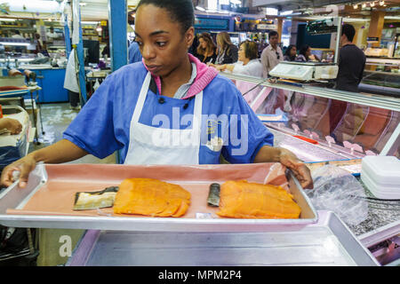 Toronto Kanada, St. Lawrence Market, Shopping Shopper Shopper Shopper shoppen shoppen Frauen arbeiten Einzelhandel Geschäfte Geschäft, Verkäufer Verkäufer Stände Stand d Stockfoto