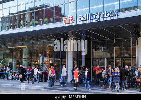 Toronto Kanada, King Street West, TIFF, Bell Lightbox, Toronto International Film Festival, Veranstaltungsort, überfüllter Eingang, Schlange, Schlange, asiatischer Mann, Männer, woma Stockfoto