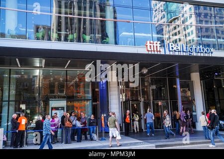 Toronto Kanada, King Street West, TIFF, Bell Lightbox, Toronto International Film Festival, Veranstaltungsort, überfüllter Eingang, Schlange, Schlange, asiatischer Mann, Männer, woma Stockfoto