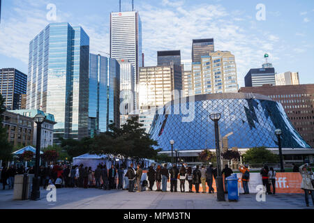 Toronto Kanada, Metro Hall Plaza, Autogrammsuchende während TIFF, Toronto International Film Festival, Roy Thomson Hall, Finanzviertel, Skyline, High ris Stockfoto