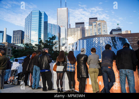 Toronto Kanada, Metro Hall Plaza, Autogrammsuchende während TIFF, Toronto International Film Festival, Roy Thomson Hall, Finanzviertel, Skyline, High ris Stockfoto