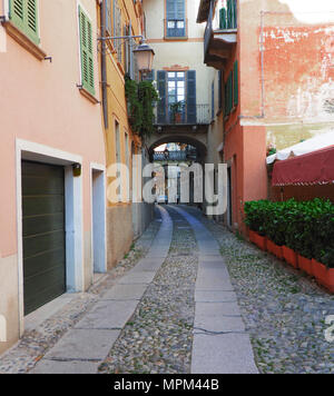 Die engen Fußgängerstraßen typische von Orta, eines der schönsten Dörfer in Italien Stockfoto