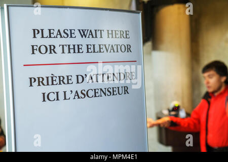 Toronto Kanada, Bremner Boulevard, CN Tower, Aussichtsturm, Telekomantenne modernes Wunder, Lobby, Schild, Logo, warten, attendre, Aufzug, Aufzug, Aufstieg, Engli Stockfoto