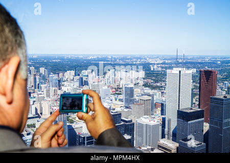 Toronto Kanada, Bremer Boulevard, CN Tower, Aussichtsturm, Telekomantenne, modernes Wunder, Hauptdeck, Fensterblick nach Nordosten, Hochhaus-Wolkenkratzer Stockfoto