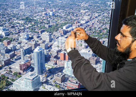 Toronto Kanada, Bremer Boulevard, CN Tower, Aussichtsturm, Telekomantenne, modernes Wunder, Hauptdeck, Fensterblick nach Nordosten, Hochhaus-Wolkenkratzer Stockfoto