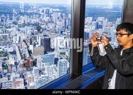 Toronto Kanada, Bremer Boulevard, CN Tower, Aussichtsturm, Telekomantenne, modernes Wunder, Hauptdeck, Fensterblick nach Nordosten, Hochhaus-Wolkenkratzer Stockfoto