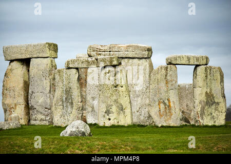 Der Kreis der so Steine mit Sturz Steine stonehenge Wiltshire England Großbritannien Stockfoto