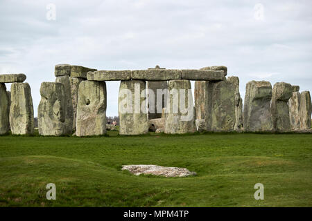 Die Schlachtung Stein vor der Kreis der so Steine mit Sturz Steine stonehenge Wiltshire England Großbritannien Stockfoto