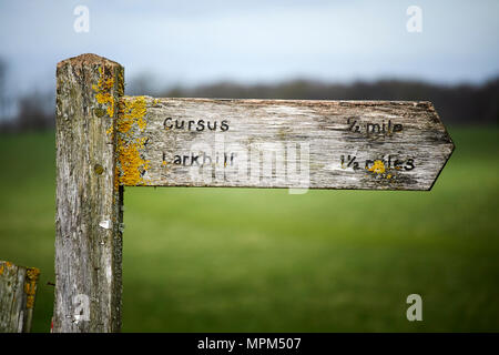 Abgenutzte Holz- Hinweisschild für cursus und larkhill in Stonehenge wiltshire England Großbritannien Stockfoto
