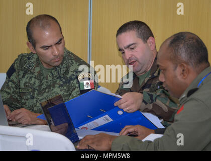 Stabsoffiziere aus Mexiko, Uruguay und Fidschi in die zivil-militärische Zusammenarbeit für einen Mitarbeiter schulen diskutieren an der Birendra Peace Operations Training Center in Nepal. Mehr als 100 Führungskräfte aus 28 Ländern nehmen an Mitarbeiterschulungen auf die Herausforderungen der modernen friedenserhaltenden Operationen der Vereinten Nationen während der Übung Shanti Prayas III. Shanti Prayas ist eine multinationale UN-Peacekeeping konzipiert vor der Bereitstellung Schulungen für UN-Partnerländern in der Vorbereitung für real-world friedenserhaltenden Operationen. (U.S. Marine Foto von Petty Officer 2. Klasse Taylor Stockfoto