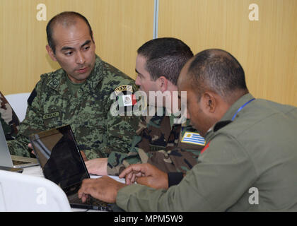 Stabsoffiziere aus Mexiko, Uruguay und Fidschi in die zivil-militärische Zusammenarbeit für einen Mitarbeiter schulen diskutieren an der Birendra Peace Operations Training Center in Nepal. Mehr als 100 Führungskräfte aus 28 Ländern nehmen an Mitarbeiterschulungen auf die Herausforderungen der modernen friedenserhaltenden Operationen der Vereinten Nationen während der Übung Shanti Prayas III. Shanti Prayas ist eine multinationale UN-Peacekeeping konzipiert vor der Bereitstellung Schulungen für UN-Partnerländern in der Vorbereitung für real-world friedenserhaltenden Operationen. (U.S. Marine Foto von Petty Officer 2. Klasse Taylor Stockfoto